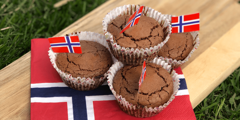 tre brownie muffins på et bord med norske flagg