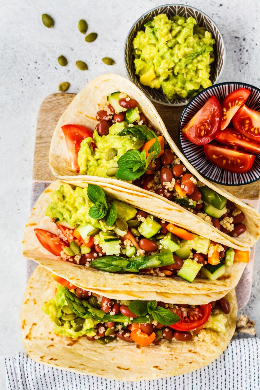 Vegansk taco fylt med quinoa og grønnsaker